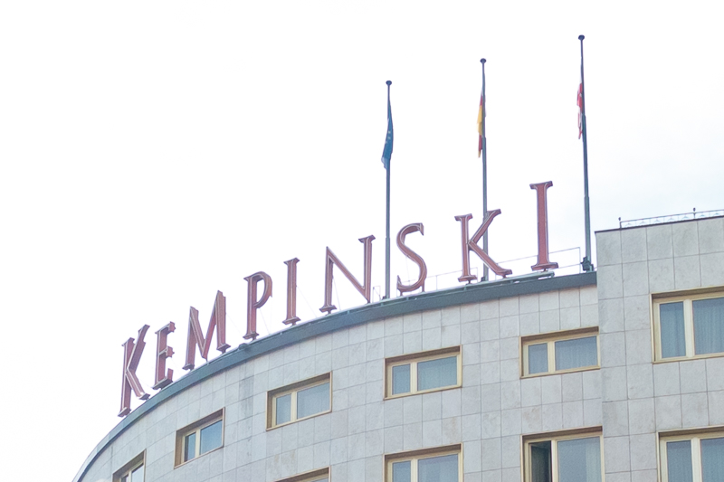 Bernhard Sarin: Lot auf der Terrasse des Kempinski 2024
